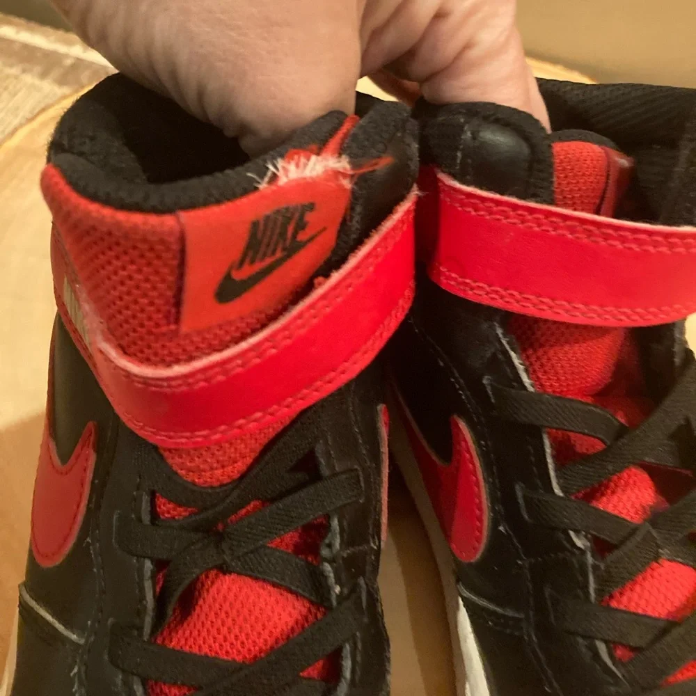 NIKE Kids COURT BOROUGH Mid 2 BLACK/RED/WHITE Leather BASKETBALL SNEAKERS 1Y‎